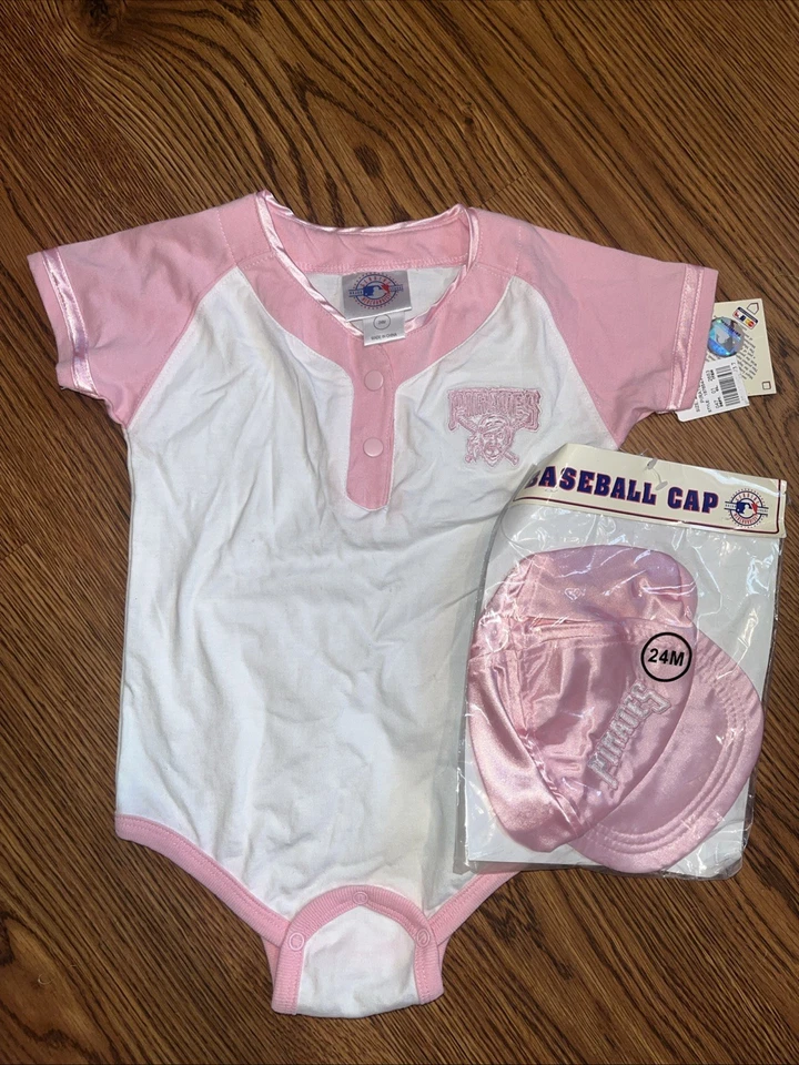 De colección Años 90 Piratas de Pittsburgh Bebé Una Pieza Rosa 24 Meses MLB NUEVO CON ETIQUETAS Con Sombrero Foto 1 de 4