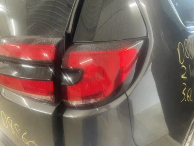 Conjunto de luz trasera derecha usado se adapta a: Chrysler Pacifica 2021 cuarto panel montaje Foto 1 de 4