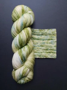 100g ARMONIA MERINO Handgefärbt HJERTEGARN Wolle Col. 86 LACE Lacewolle handdyed - Bild 1 von 3
