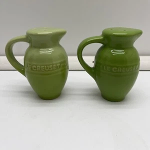 Le Creuset Solid Green Salt/Pepper Shakers Jug Style Set, Complete W/ Plugs - Picture 1 of 10