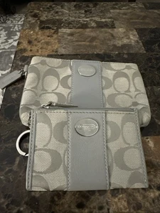 Portafoglio Coach Signature in pelle con zip e portachiavi piccolo grigio ciottolato - Foto 1 di 9