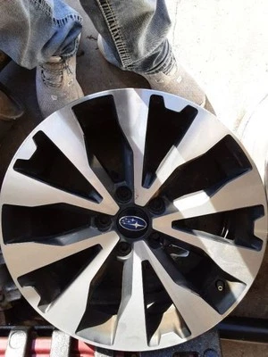 Llanta de aleación Subaru Legacy 2015-2017 18x7 vagón incrustación negra Foto 1 de 4