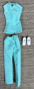 2016 Barbie Careers Baby Doctor Scrubs pantaloni, top e scarpe Mattel #DVG10 - Foto 1 di 13