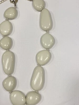 Collar grueso firmado por Kenneth Lane KJL en beige collar de guijarros anudados a mano Foto 1 de 3