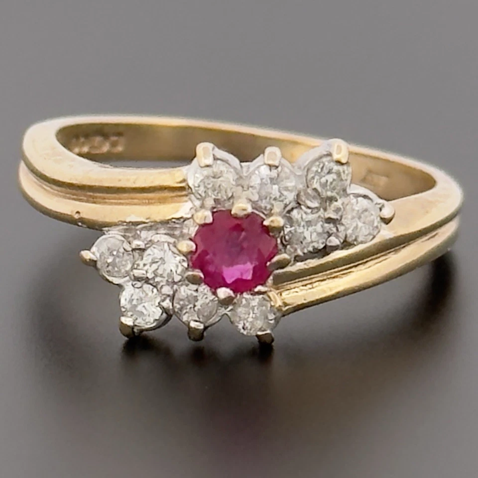 Anillo con racimo de diamantes y rubíes de oro amarillo de 9 quilates talla M con sello Foto 1 de 1