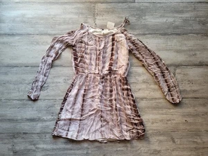 Neu mit Etikett Forever 21 kurzes Minikleid schulterfrei S Small Strand Party Schlafsaal Schule - Bild 1 von 2