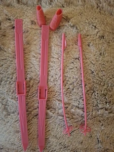 Barbie Puppe ~ "SKI PARTY" ~ Squishy Dusty Rose PINK Skischuhe / STIEFEL Skistöcke - Bild 1 von 7