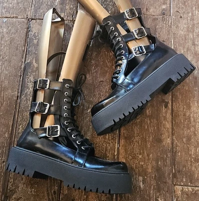 Botines Topshop de charol negro con suela gruesa, s.6, hebilla y correas plateadas. Foto 1 de 4