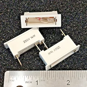 SET BESTEHEND AUS 3 LITTELFUSE 961-800T-071 SNAP MOUNT PANEL LICHT 250 V 1/3 W  - Bild 1 von 4