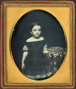 MÄDCHEN TRÄGT SCHULTERFREIE DESS MIT BLAUER BORTE DAGUERREOTYPE - Bild 1 von 2