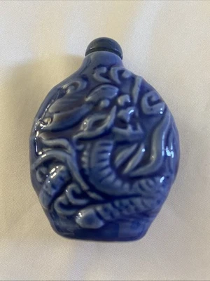 "Antigua botella de tabaco china azul en relieve de porcelana con marca de 2"" X 1,5""" Foto 1 de 4