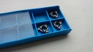 3 Kennametal threading inserts 16NR AG60 KC5025 ( 16NRAG60 60° 16IR 3NR 48-8tpi - Picture 1 of 5