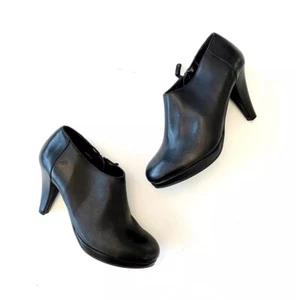 Cynthia Rowley NY Lovebird Black Leather Low Ankle Boot Heels Shootie Size 7.5 - Picture 1 of 3