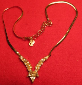 Collana vintage firmata Christian Dior strass V tono oro 16' - Foto 1 di 21