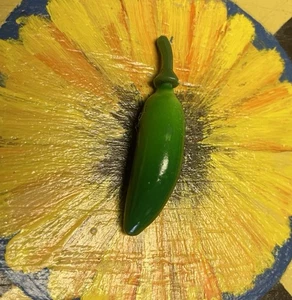 REALISTA COMIDA FALSA VEGETAL MINIATURA MINI ROJO PICANTE VERDE PIMIENTO IMÁN 3D - Imagen 1 de 3