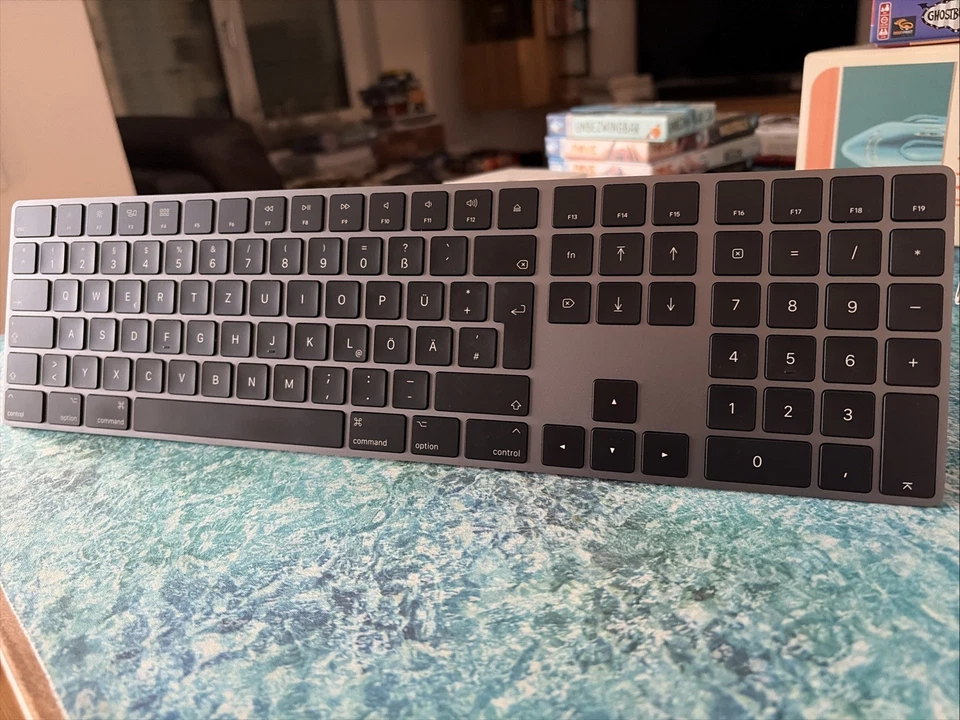 Apple Magic Keyboard ,QWERTZ, Bluetooth, schwarz, 10er-Block - Bild 1 von 1