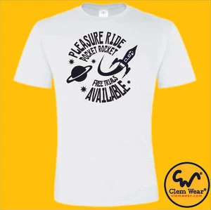 maglietta spaziale fantascienza divertente maglietta PLEASURE RIDE T-shirt POCKET ROCKET scherzo maleducato BN - Foto 1 di 4