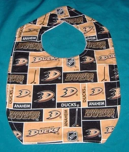 .NUEVO BABERO BEBÉ NIÑO HECHO A MANO ANAHEIM PATOS EQUIPO DE HOCKEY/DESCUENTOS DE ENVÍO - Imagen 1 de 1