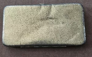 Billetera dorada vintage de 2 lados con bloqueo a presión de 7" de ancho x 4" de alto - Imagen 1 de 3