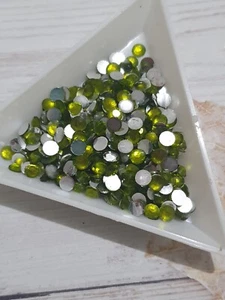 1440 4mm Ss16 non hotfix foglia CALCE VERDE GIOIELLO acrilico CRISTALLO STRASS PERLINE - Foto 1 di 2
