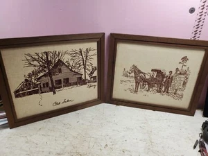 Paar Vintage MCM Crewel gesticktes Bild gerahmt Kunst Scheune Pferd Buggy 23x19 - Bild 1 von 4