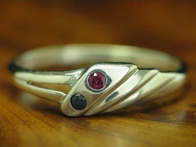 925 Argento Sterling Anello Con Spinello Ricoperto / Vero Argento / 1,4g / Rg 56 - Immagine 1 di 3