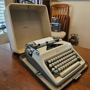WORKING SCRIPT / CURSIVE 1960s Olympia SM9 Portable Typewriter w/Case & Booklet - Picture 1 of 16