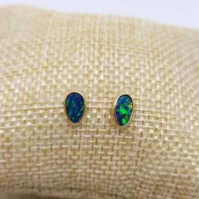 Pendientes de ópalo doblete australiano de 8,7 mm x 5,4 mm de forma libre de oro macizo de 14 k Foto 1 de 4