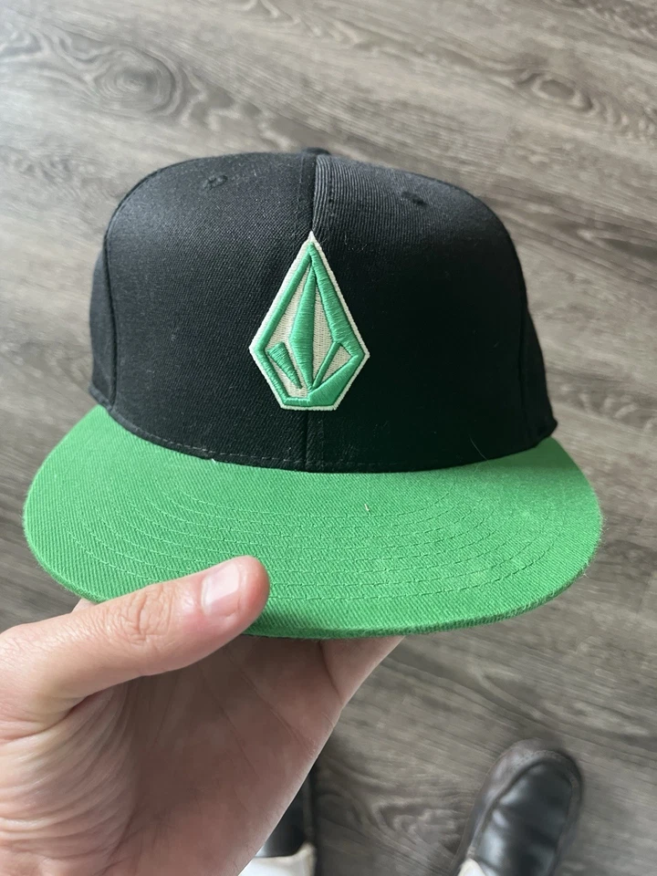 VOLCOM Men's Flex Fit Hat Black / Green Cap size 6 7/8 - 7 1/4 2Stone 210 Fitted - Image 1 of 3