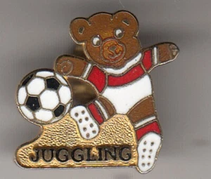 Vintage 1980er Jahre Teddybär Jonglieren Fußball Pin - Bild 1 von 1