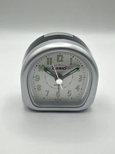 Casio Mini Allarme Orologio da comodino in Argento/Nero TQ-148 - Foto 1 di 3