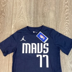 Nike NBA mavs dončič luka #77 youth medium dark navy blue short sleeve T-shirt - Picture 1 of 6