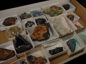 19 MINERALS & CRYSTALS - interesting specimens - Picture 1 of 3
