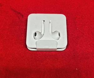 Genuine Apple Ear-Pods Headphones w/Lightning Connector iPhone 8 X 11 12 13 14 - Zdjęcie 1 z 3