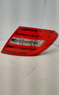 Luz trasera Mercedes-Benz C250 2013 LED lado derecho del pasajero OEM A2049060703 Foto 1 de 4