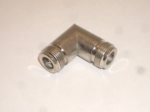 CONECTOR ADAPTADOR DE ÁNGULO RECTO N MUJER A MUJER - Imagen 1 de 1