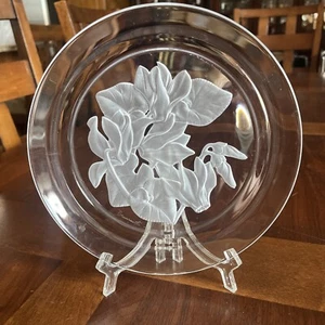HOYA FLOWER OF THE MONTH CRYSTAL PLATE DECEMBER CYCLAMEN SIGNED T YAMAMOTO - Picture 1 of 6