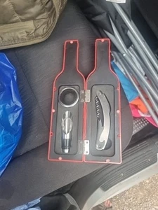 Wine Opener Set housed in bottle shaped container - Imagen 1 de 4