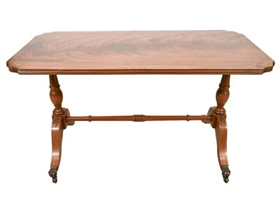 Antigua mesa de centro con incrustaciones de latón caoba con ruedas Foto 1 de 4