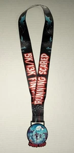 2024 RUNNING SCARED 5k 13k FINISHER MEDAILLE Halloween Zombie Marathon Metall RAR - Bild 1 von 5