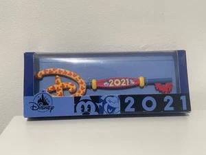 Disney Store 2021 Collectible Key Mickey & Minnie Mouse - New - Picture 1 of 5