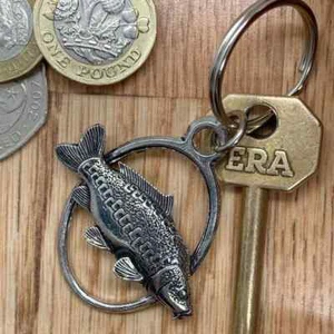 LLAVERO ESPEJO CARPA OVALADO PLATA PELTRE INGLÉS EN UNA BOLSA DE REGALO PESCA PESCA CON CAÑA - Imagen 1 de 3