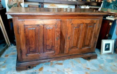 Grande credenza antica in noce italia settentrionale XVII secolo - Immagine 1 di 4