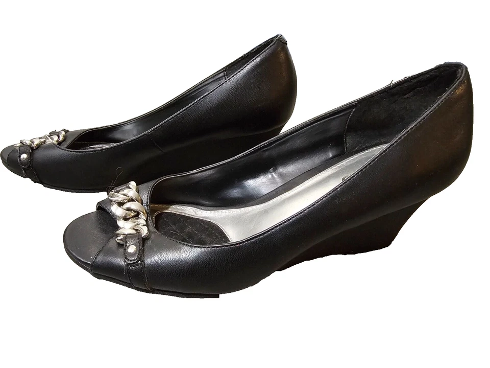 Zapatos de vestir informales Chaps para mujer negros con cuña punta abierta con cadenas talla 7,5 B Foto 1 de 4