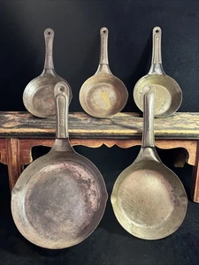 Antico lotto di 5 padelle in metallo da cowboy Skillets Pat novembre 1876 - Foto 1 di 16