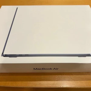 MacBook Air 13,6 pollici modello M2 2022 / 8 GB RAM / 512 GB SSD / mezzanotte - Foto 1 di 8