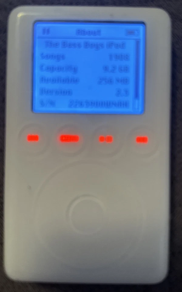 iPod 3rd Gen (10 GB) A1040 Fast Ship White Very Good Used 1908 Songs Country - Image 1 of 4