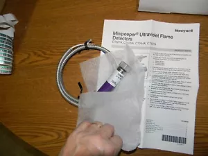 Honeywell C7027A 1080 Mini Rilevatore di fiamma ultravioletta Peeper Nuovo in scatola - Foto 1 di 2