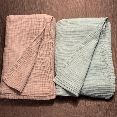 Lote de 2 mantas de bebé Cloud Island muselina verde azulado con triángulo plateado y gris oscuro Foto 1 de 4