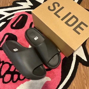 Adidas Yeezy Slide Dark Onyx - Size 13 - Brand New - Picture 1 of 8